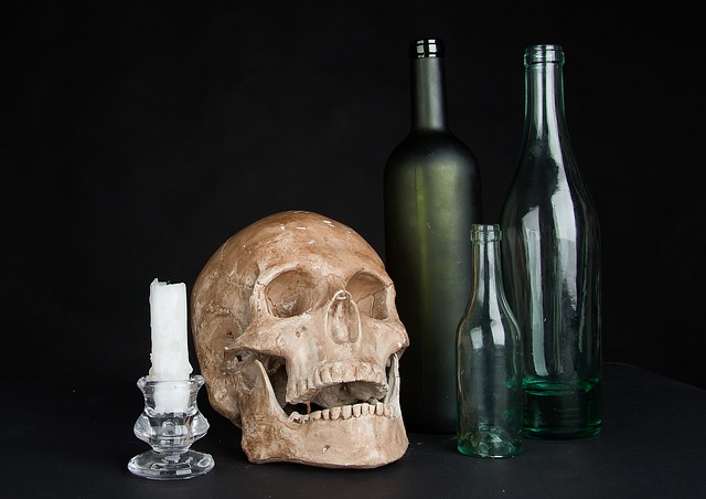 svíčka, lebka a láhve.jpg