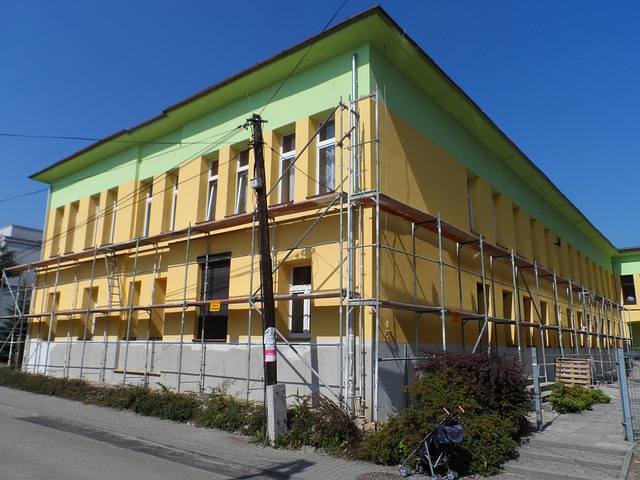 lešení na stavbě